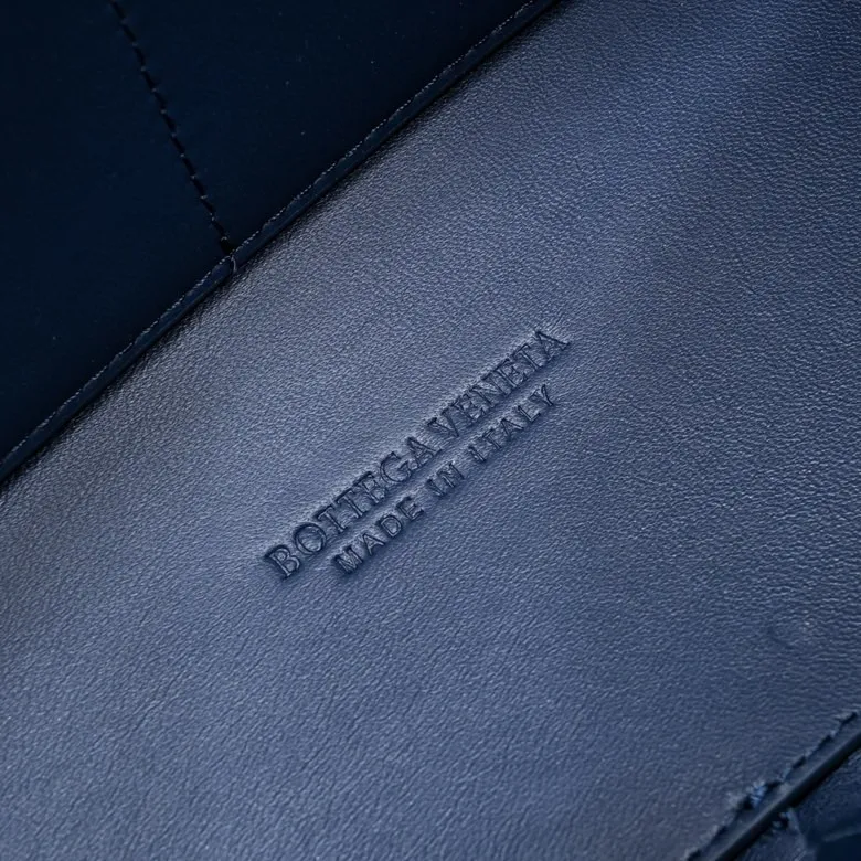 The 2023 new Andiamo batch of 2260 BV has been shipped‼ ️Really popular🔥The new Andiamo woven handbag launched by Bottega Veneta this season is really popular all over the world! ! Celebrities at home and abroad have worn it, and Oscar-winning actress Michelle Yeoh has taken it out on the street. Song Jia, Trai Yara, Yu Feihong, Sanji Ayaka, Rosie Hunting-Whiteley, Yoshioka Riho, etc. have all picked up this bag. It is classic and versatile, showing off its temperament, and the bag capacity is also large, which is very convenient for daily commuting! ! A variety of carrying methods, the shoulder straps can be adjusted by yourself, the original lambskin feels soft and delicate, and the unisex style breaks gender boundaries and brings a more practical and longer-lasting use experience. Andiamo, which has both elegant and casual styles, perfectly interprets the true appearance of "fashionable old money style". Style number: 8463 Size: 32*24*12